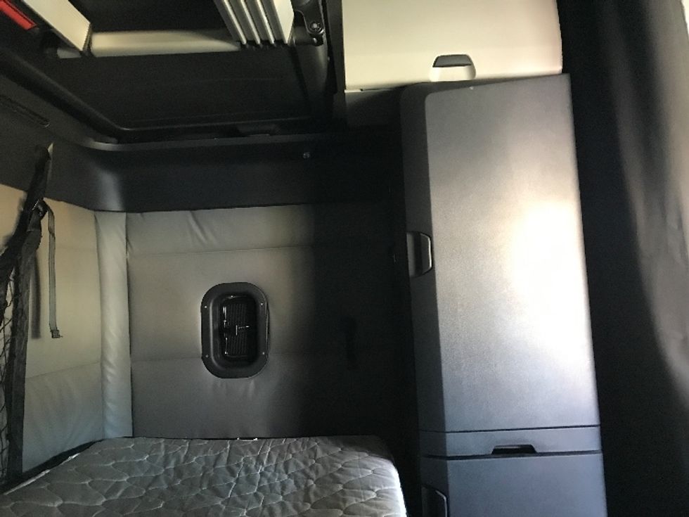 Sleeper Tractor-Heavy Duty Tractors-Freightliner-2022-T12664ST-Prince George-VA-489,775\n\t\tmiles-$ 71,750 - Image 18