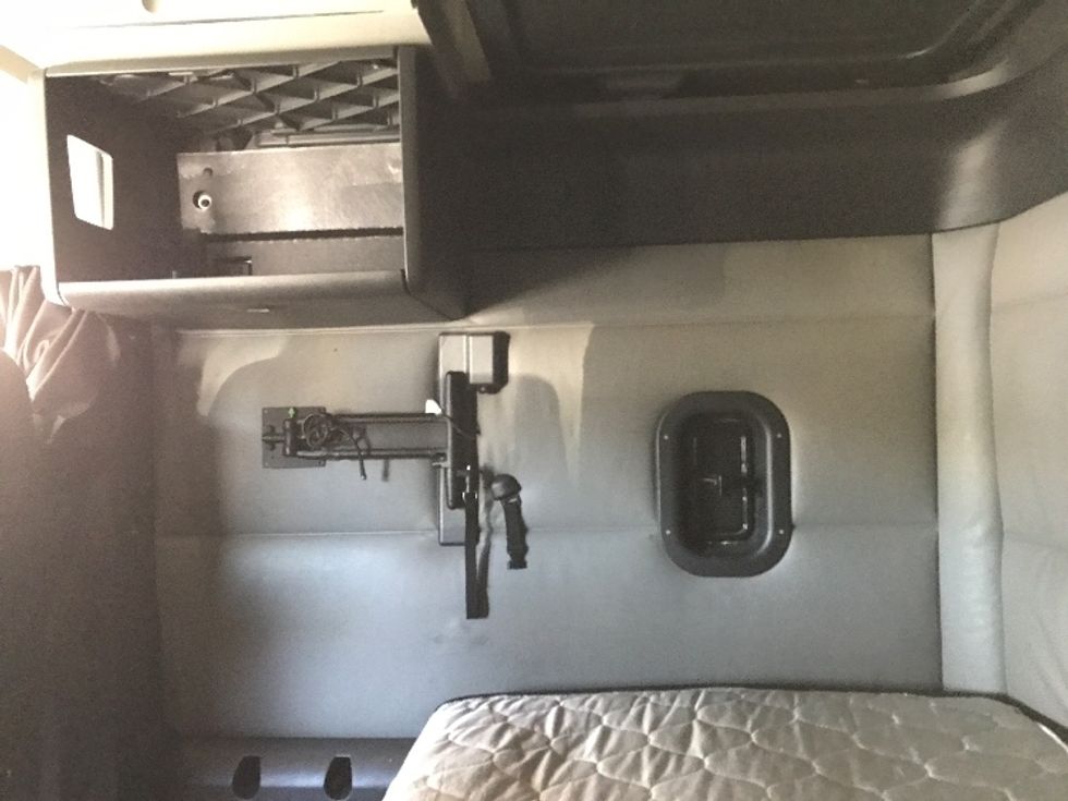 Sleeper Tractor-Heavy Duty Tractors-Freightliner-2022-T12664ST-Prince George-VA-489,775\n\t\tmiles-$ 71,750 - Image 19