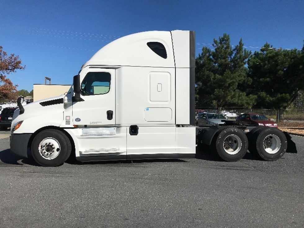Sleeper Tractor-Heavy Duty Tractors-Freightliner-2022-T12664ST-Prince George-VA-489,775\n\t\tmiles-$ 71,750 - Image 4
