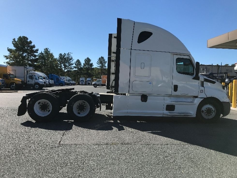 Sleeper Tractor-Heavy Duty Tractors-Freightliner-2022-T12664ST-Prince George-VA-489,775\n\t\tmiles-$ 71,750 - Image 8