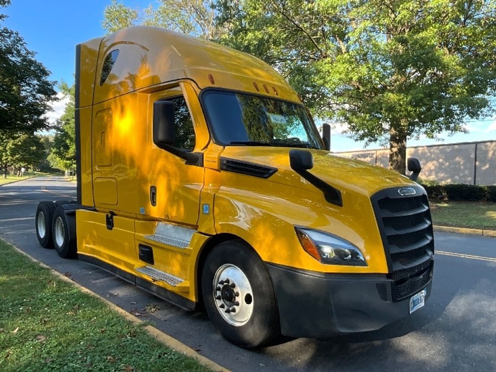 Sleeper Tractor-Heavy Duty Tractors-Freightliner-2022-T12664ST-Reading-PA-408,845\n\t\tmiles-$ 73,000 - Image 1