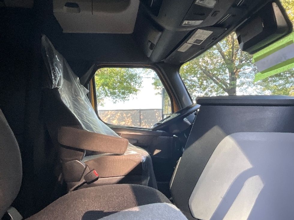 Sleeper Tractor-Heavy Duty Tractors-Freightliner-2022-T12664ST-Reading-PA-408,845\n\t\tmiles-$ 73,000 - Image 15