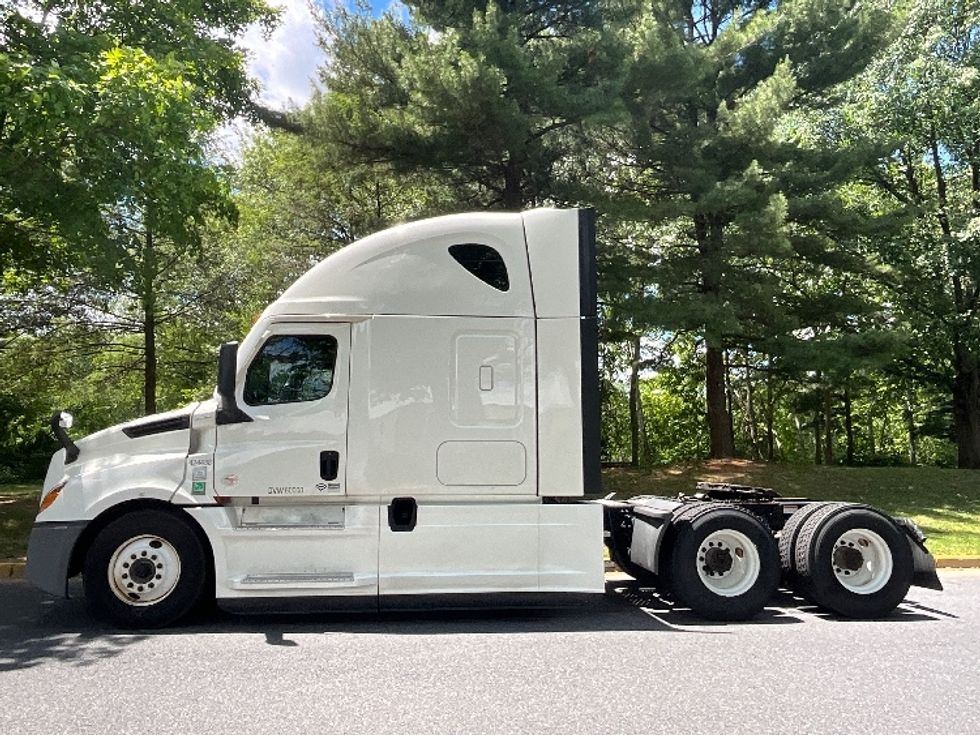 Sleeper Tractor-Heavy Duty Tractors-Freightliner-2022-T12664ST-Reading-PA-511,863\n\t\tmiles-$ 71,000 - Image 4