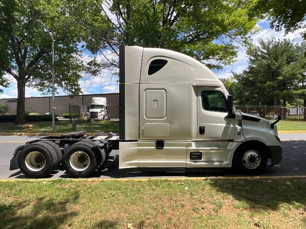 Sleeper Tractor-Heavy Duty Tractors-Freightliner-2022-T12664ST-Reading-PA-511,863\n\t\tmiles-$ 71,000 - Image 8
