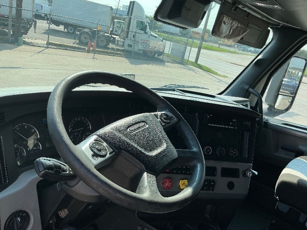 Sleeper Tractor-Heavy Duty Tractors-Freightliner-2022-T12664ST-Reading-PA-559,216\n\t\tmiles-$ 63,000 - Image 10