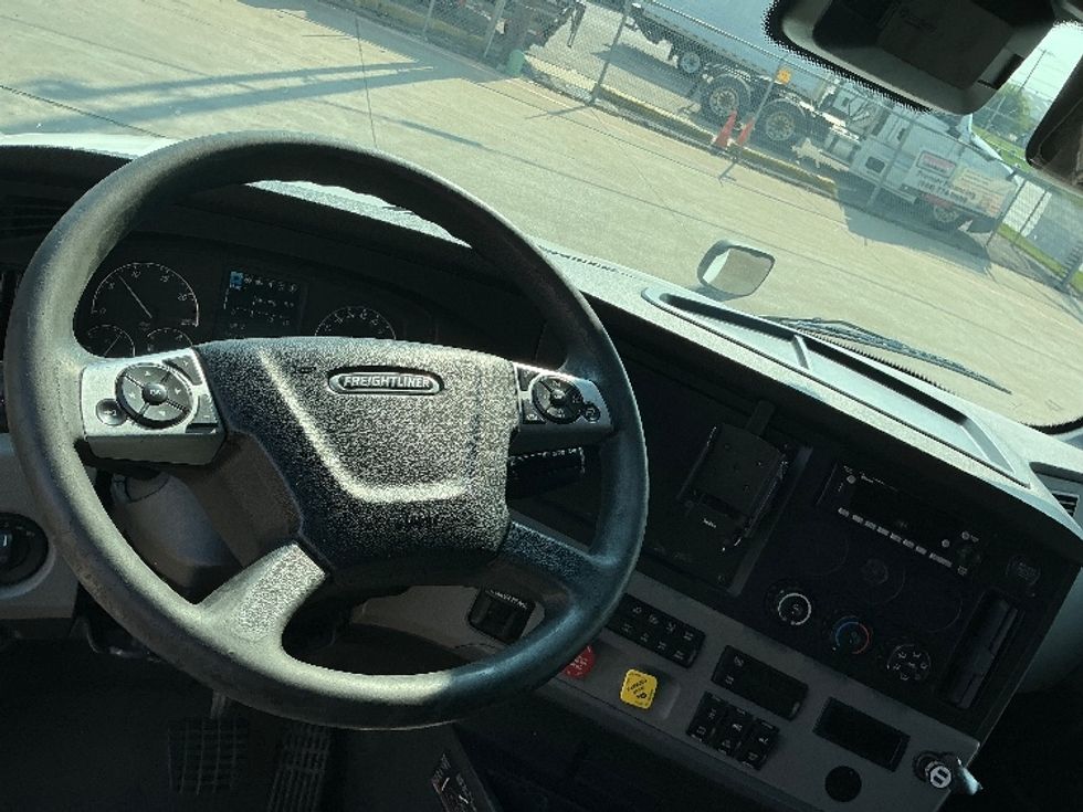 Sleeper Tractor-Heavy Duty Tractors-Freightliner-2022-T12664ST-Reading-PA-559,216\n\t\tmiles-$ 63,000 - Image 11