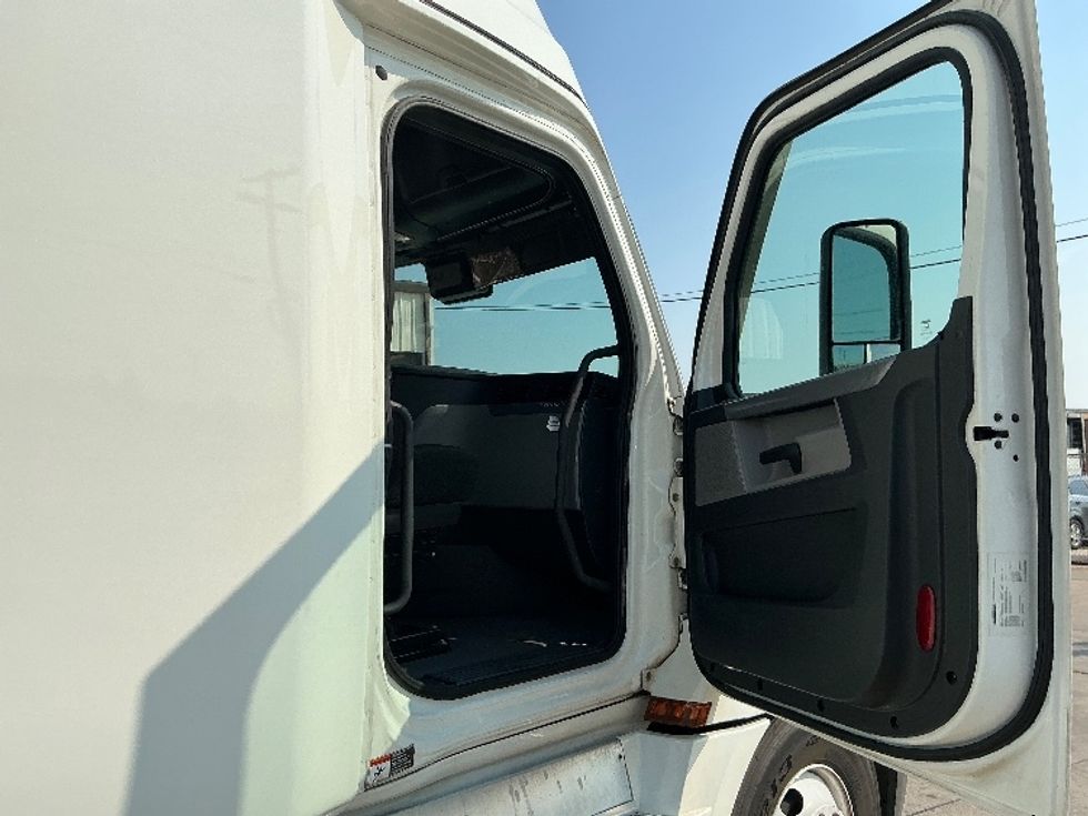 Sleeper Tractor-Heavy Duty Tractors-Freightliner-2022-T12664ST-Reading-PA-559,216\n\t\tmiles-$ 63,000 - Image 13