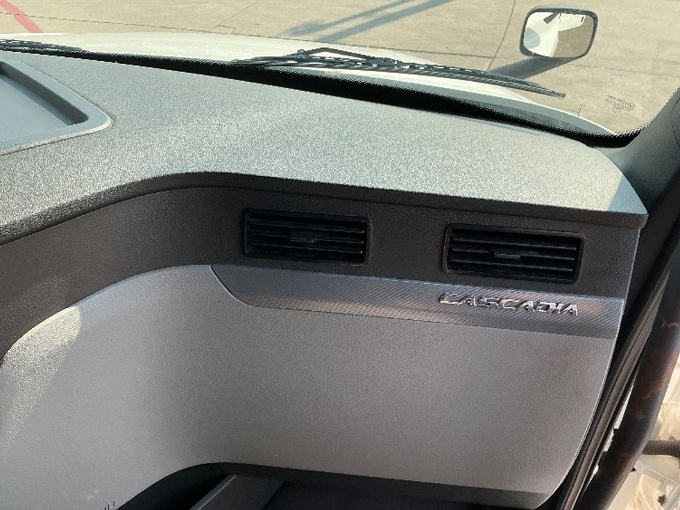 Sleeper Tractor-Heavy Duty Tractors-Freightliner-2022-T12664ST-Reading-PA-559,216\n\t\tmiles-$ 63,000 - Image 14