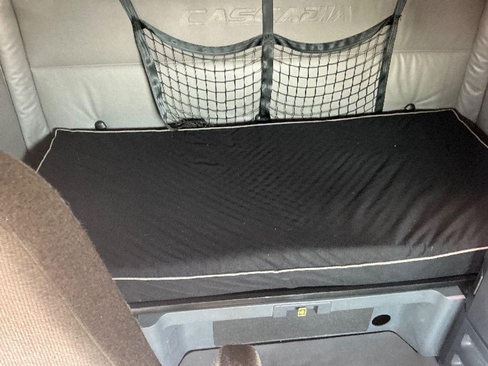 Sleeper Tractor-Heavy Duty Tractors-Freightliner-2022-T12664ST-Reading-PA-559,216\n\t\tmiles-$ 63,000 - Image 16