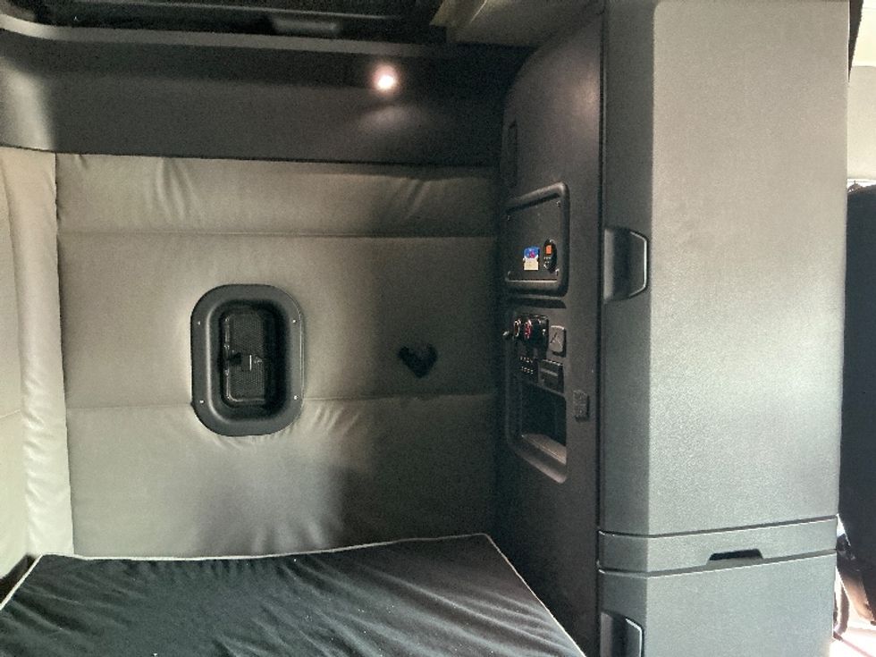 Sleeper Tractor-Heavy Duty Tractors-Freightliner-2022-T12664ST-Reading-PA-559,216\n\t\tmiles-$ 63,000 - Image 18