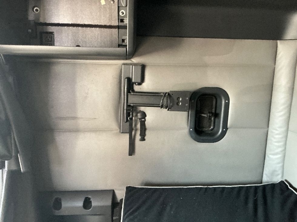 Sleeper Tractor-Heavy Duty Tractors-Freightliner-2022-T12664ST-Reading-PA-559,216\n\t\tmiles-$ 63,000 - Image 19