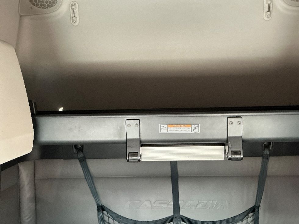 Sleeper Tractor-Heavy Duty Tractors-Freightliner-2022-T12664ST-Reading-PA-559,216\n\t\tmiles-$ 63,000 - Image 22