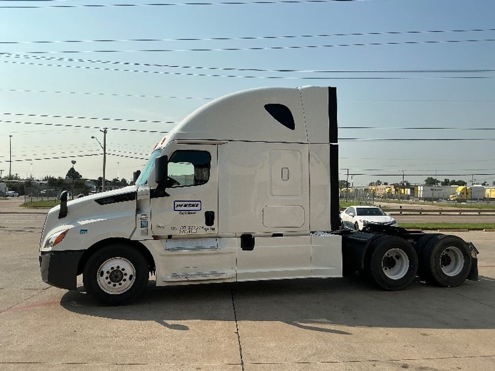 Sleeper Tractor-Heavy Duty Tractors-Freightliner-2022-T12664ST-Reading-PA-559,216\n\t\tmiles-$ 63,000 - Image 4