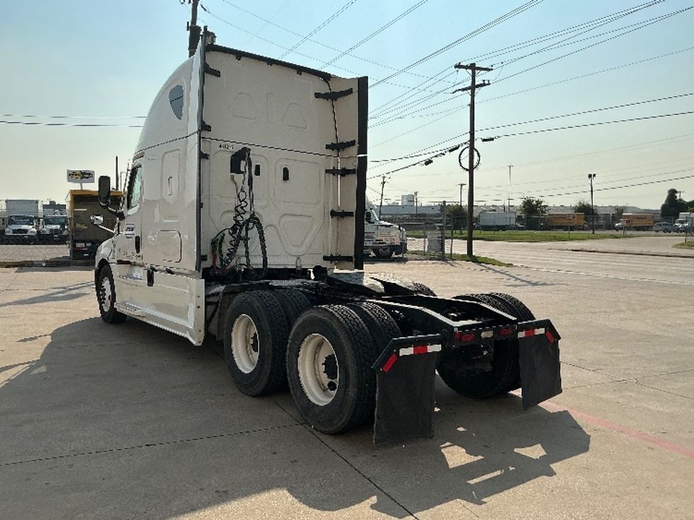 Sleeper Tractor-Heavy Duty Tractors-Freightliner-2022-T12664ST-Reading-PA-559,216\n\t\tmiles-$ 63,000 - Image 5