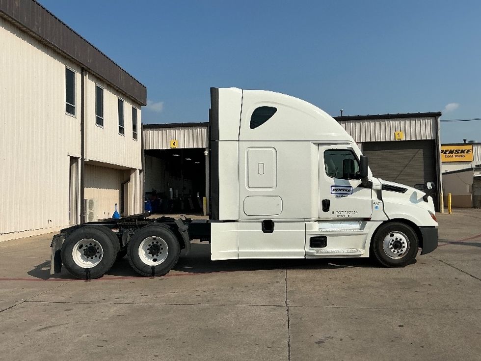 Sleeper Tractor-Heavy Duty Tractors-Freightliner-2022-T12664ST-Reading-PA-559,216\n\t\tmiles-$ 63,000 - Image 8