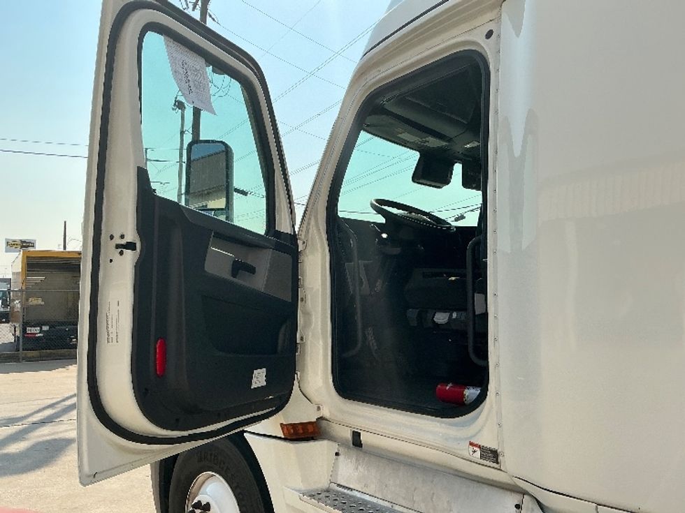Sleeper Tractor-Heavy Duty Tractors-Freightliner-2022-T12664ST-Reading-PA-559,216\n\t\tmiles-$ 63,000 - Image 9