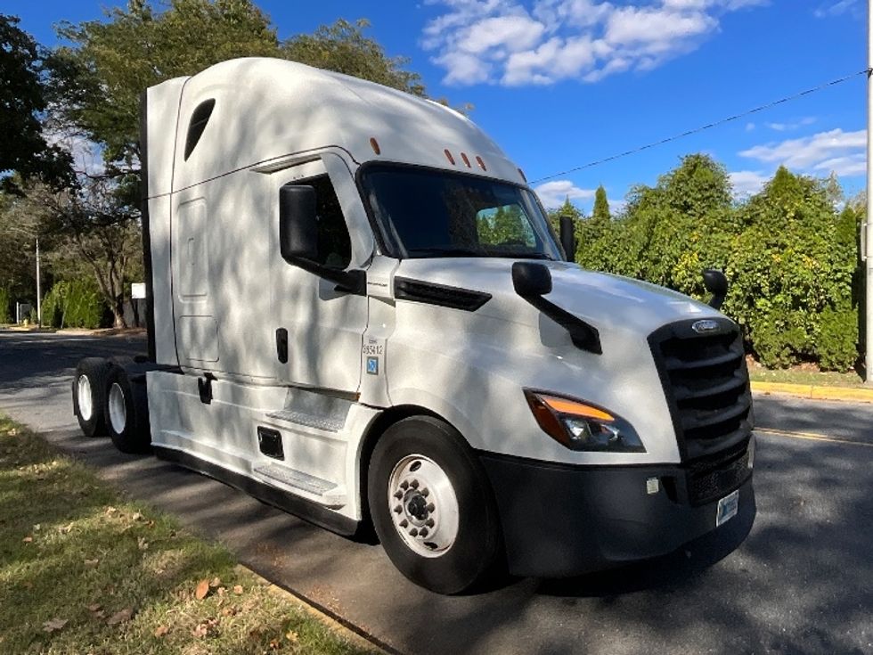 Sleeper Tractor-Heavy Duty Tractors-Freightliner-2022-T12664ST-Reading-PA-601,904\n\t\tmiles-$ 53,000 - Image 1