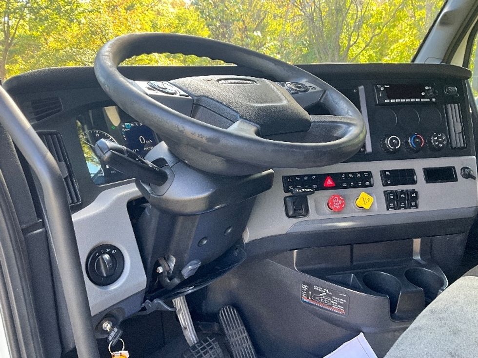 Sleeper Tractor-Heavy Duty Tractors-Freightliner-2022-T12664ST-Reading-PA-601,904\n\t\tmiles-$ 53,000 - Image 10