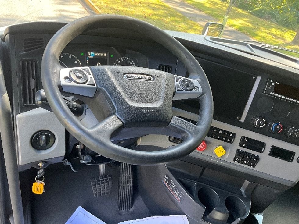 Sleeper Tractor-Heavy Duty Tractors-Freightliner-2022-T12664ST-Reading-PA-601,904\n\t\tmiles-$ 53,000 - Image 11