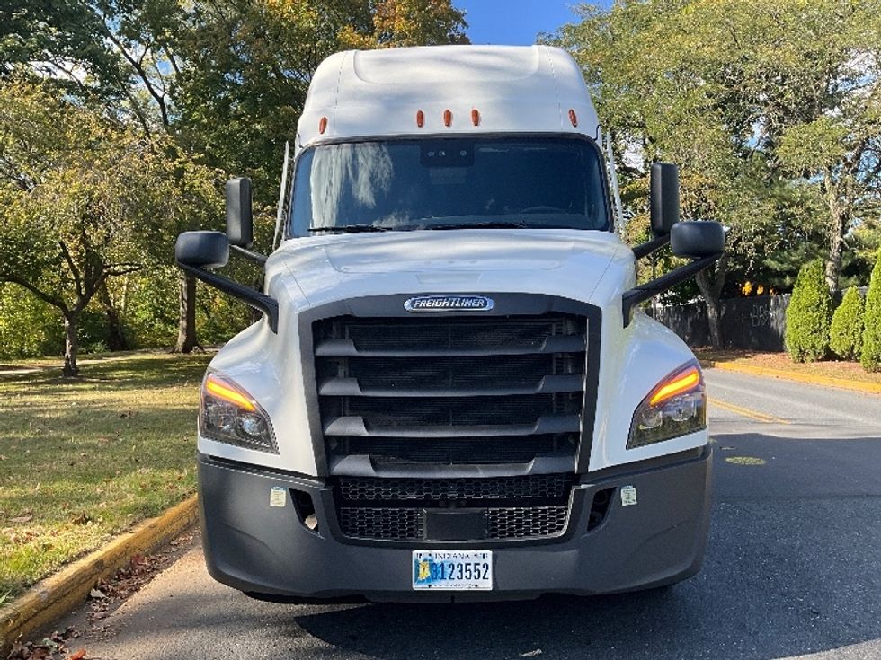Sleeper Tractor-Heavy Duty Tractors-Freightliner-2022-T12664ST-Reading-PA-601,904\n\t\tmiles-$ 53,000 - Image 2
