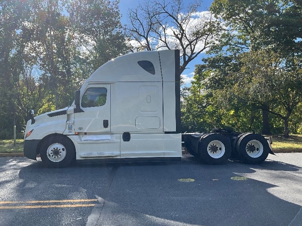 Sleeper Tractor-Heavy Duty Tractors-Freightliner-2022-T12664ST-Reading-PA-601,904\n\t\tmiles-$ 53,000 - Image 4