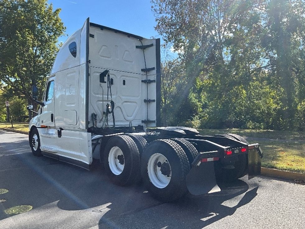 Sleeper Tractor-Heavy Duty Tractors-Freightliner-2022-T12664ST-Reading-PA-601,904\n\t\tmiles-$ 53,000 - Image 5