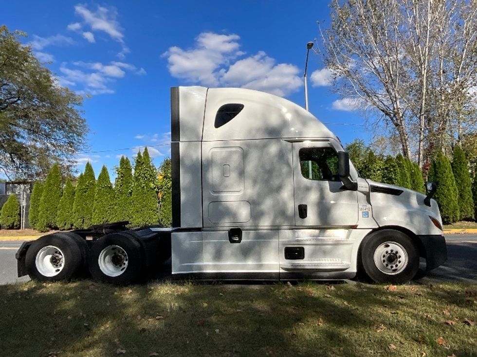 Sleeper Tractor-Heavy Duty Tractors-Freightliner-2022-T12664ST-Reading-PA-601,904\n\t\tmiles-$ 53,000 - Image 8