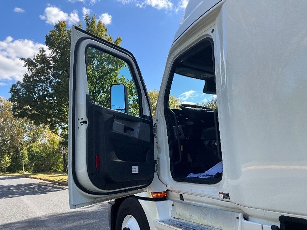 Sleeper Tractor-Heavy Duty Tractors-Freightliner-2022-T12664ST-Reading-PA-601,904\n\t\tmiles-$ 53,000 - Image 9