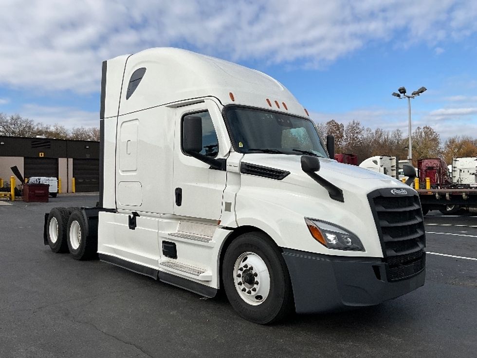 Sleeper Tractor-Heavy Duty Tractors-Freightliner-2022-T12664ST-Reading-PA-621,038\n\t\tmiles-$ 56,250 - Image 1