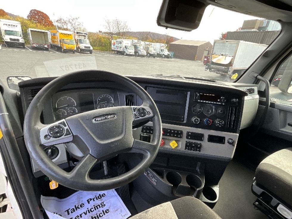 Sleeper Tractor-Heavy Duty Tractors-Freightliner-2022-T12664ST-Reading-PA-621,038\n\t\tmiles-$ 56,250 - Image 11