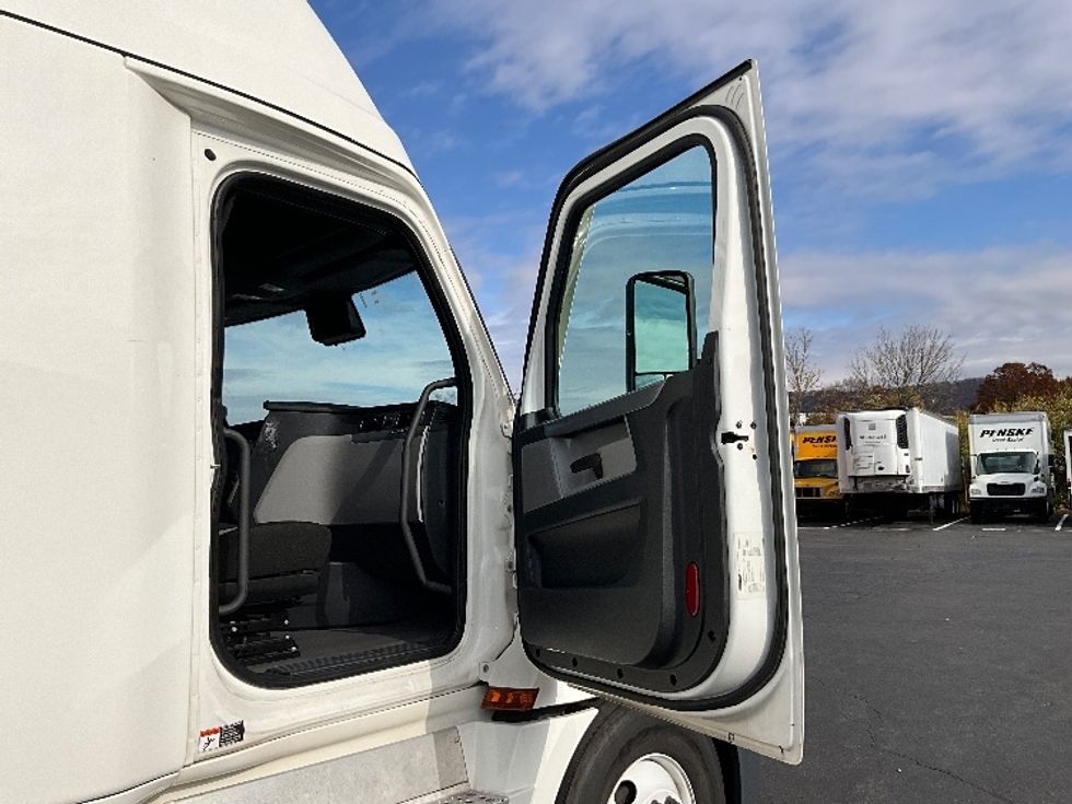 Sleeper Tractor-Heavy Duty Tractors-Freightliner-2022-T12664ST-Reading-PA-621,038\n\t\tmiles-$ 56,250 - Image 13