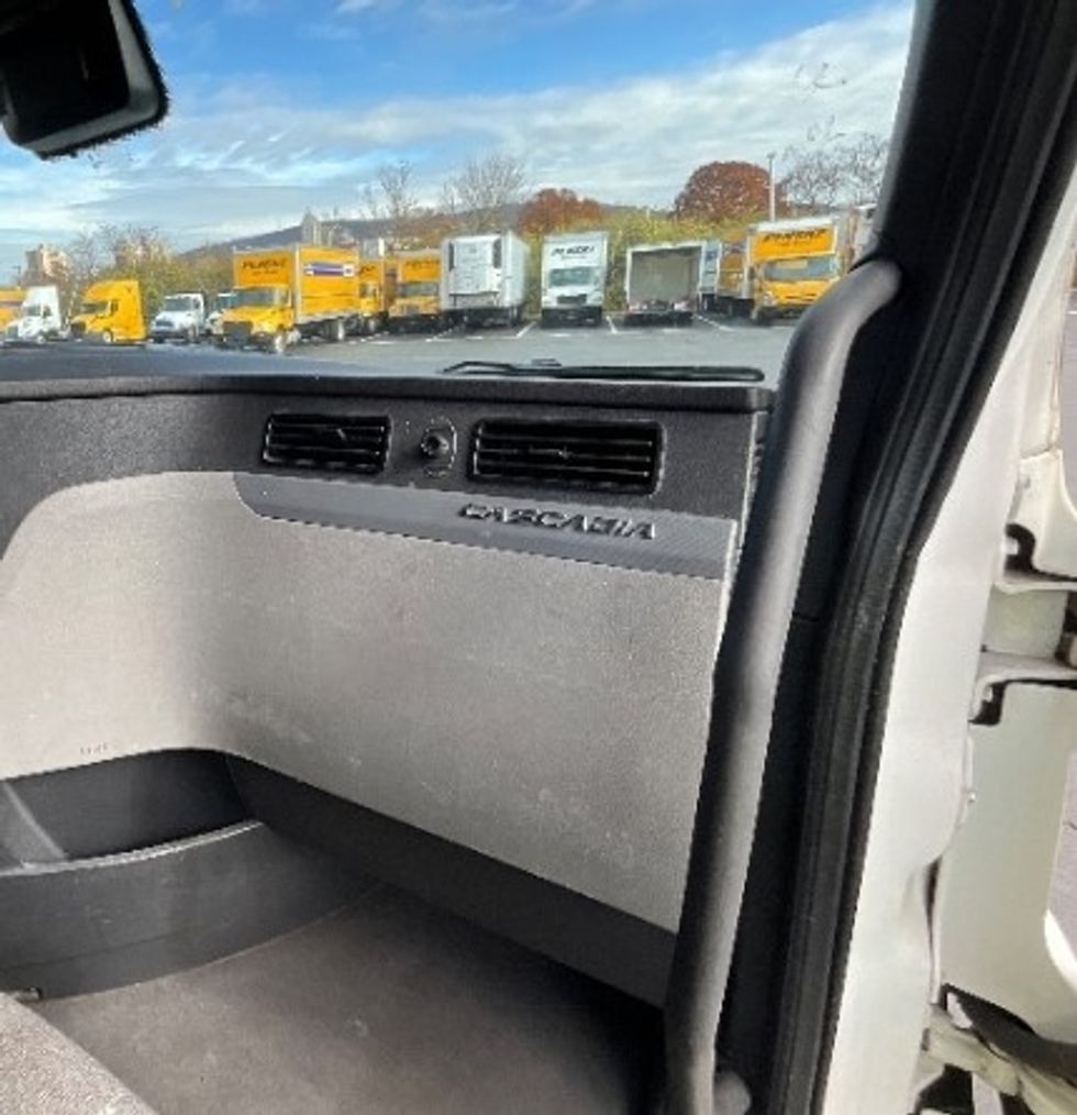 Sleeper Tractor-Heavy Duty Tractors-Freightliner-2022-T12664ST-Reading-PA-621,038\n\t\tmiles-$ 56,250 - Image 14