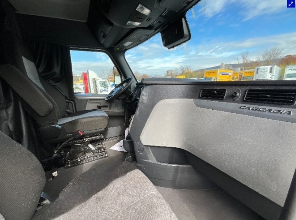 Sleeper Tractor-Heavy Duty Tractors-Freightliner-2022-T12664ST-Reading-PA-621,038\n\t\tmiles-$ 56,250 - Image 15