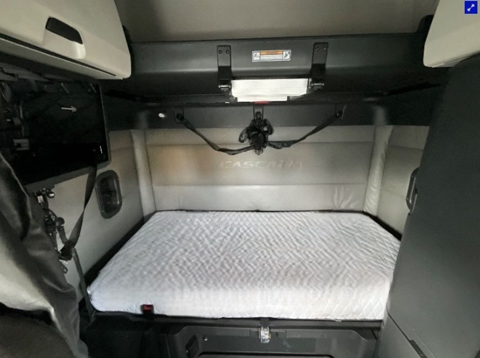 Sleeper Tractor-Heavy Duty Tractors-Freightliner-2022-T12664ST-Reading-PA-621,038\n\t\tmiles-$ 56,250 - Image 16