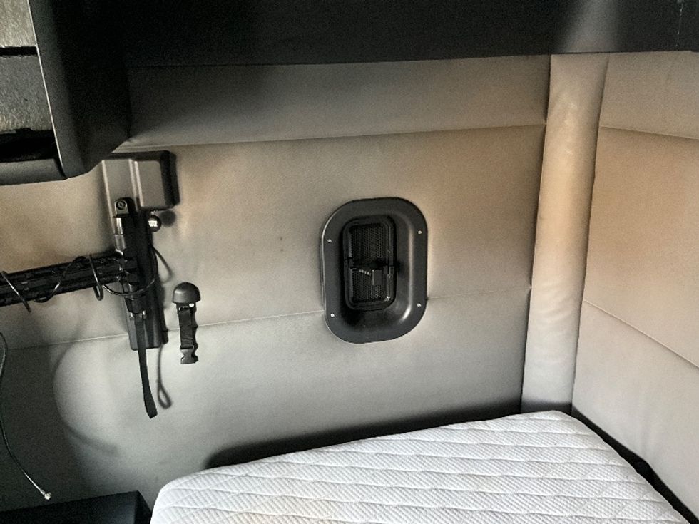 Sleeper Tractor-Heavy Duty Tractors-Freightliner-2022-T12664ST-Reading-PA-621,038\n\t\tmiles-$ 56,250 - Image 18