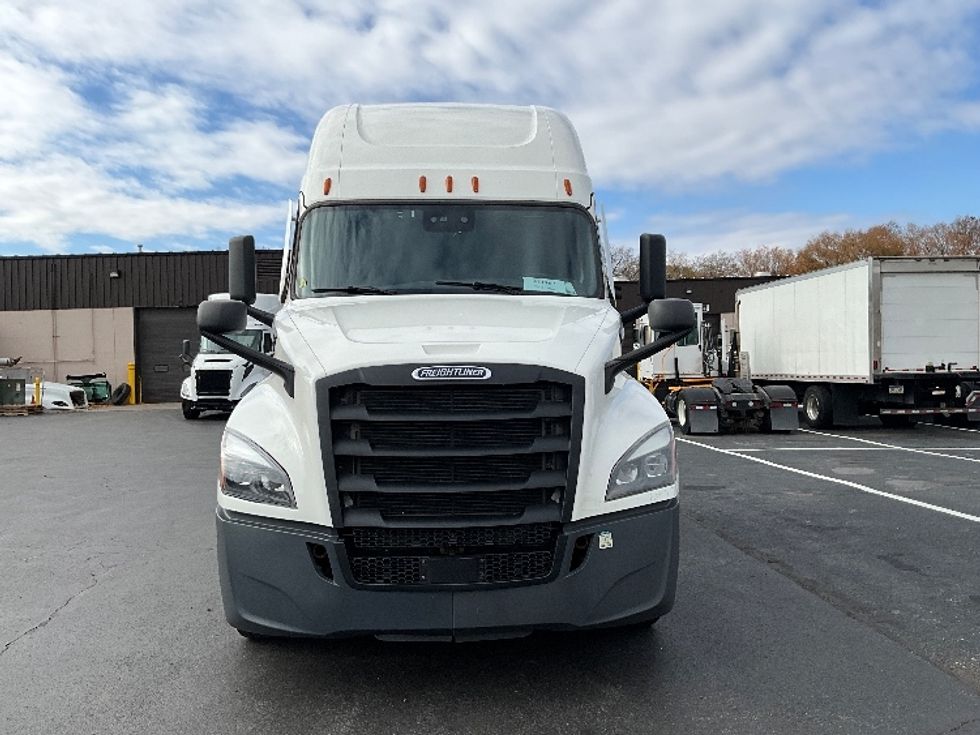 Sleeper Tractor-Heavy Duty Tractors-Freightliner-2022-T12664ST-Reading-PA-621,038\n\t\tmiles-$ 56,250 - Image 2