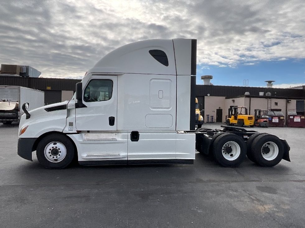 Sleeper Tractor-Heavy Duty Tractors-Freightliner-2022-T12664ST-Reading-PA-621,038\n\t\tmiles-$ 56,250 - Image 4
