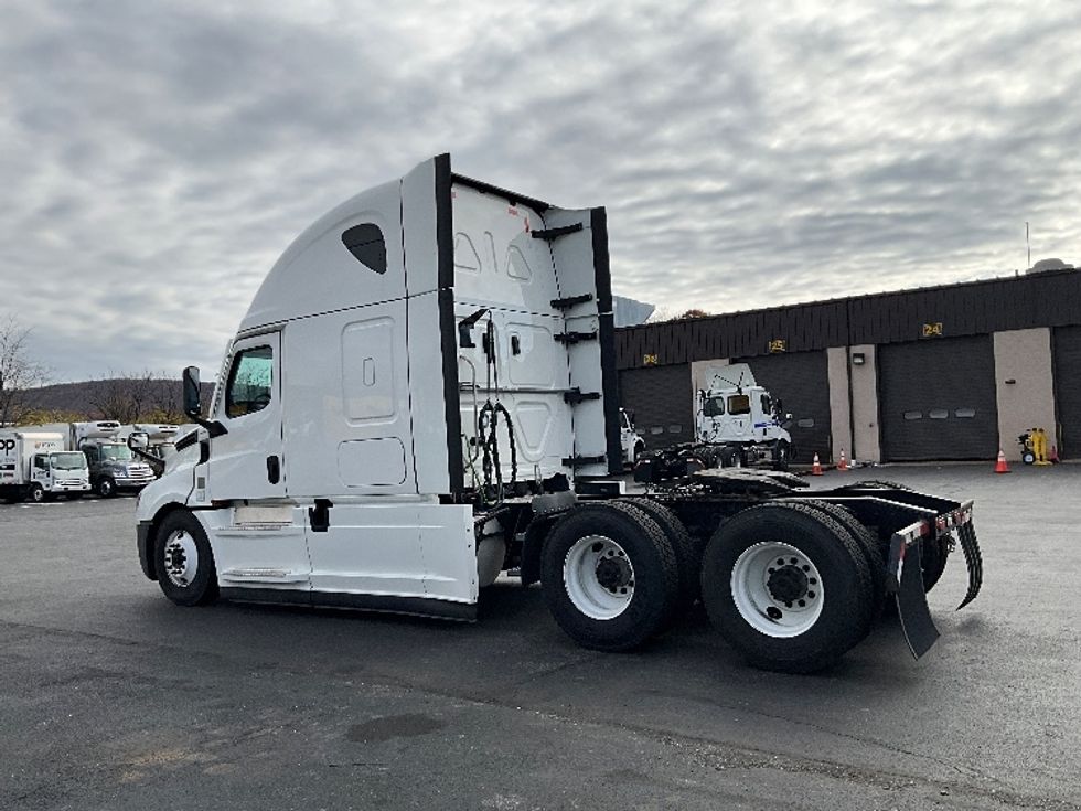 Sleeper Tractor-Heavy Duty Tractors-Freightliner-2022-T12664ST-Reading-PA-621,038\n\t\tmiles-$ 56,250 - Image 5