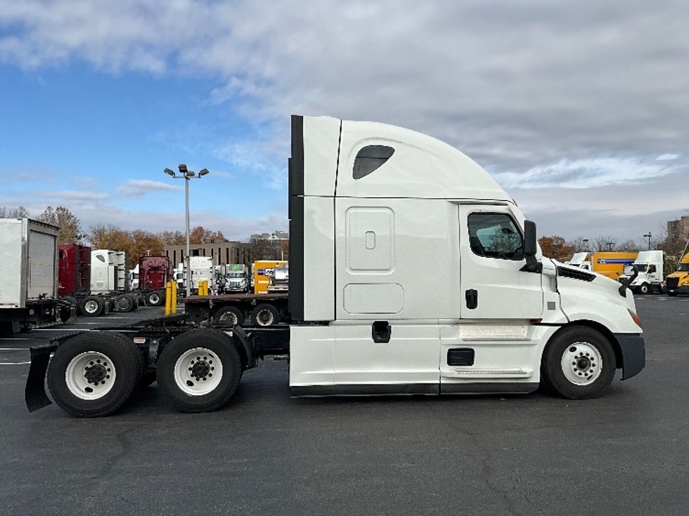 Sleeper Tractor-Heavy Duty Tractors-Freightliner-2022-T12664ST-Reading-PA-621,038\n\t\tmiles-$ 56,250 - Image 8