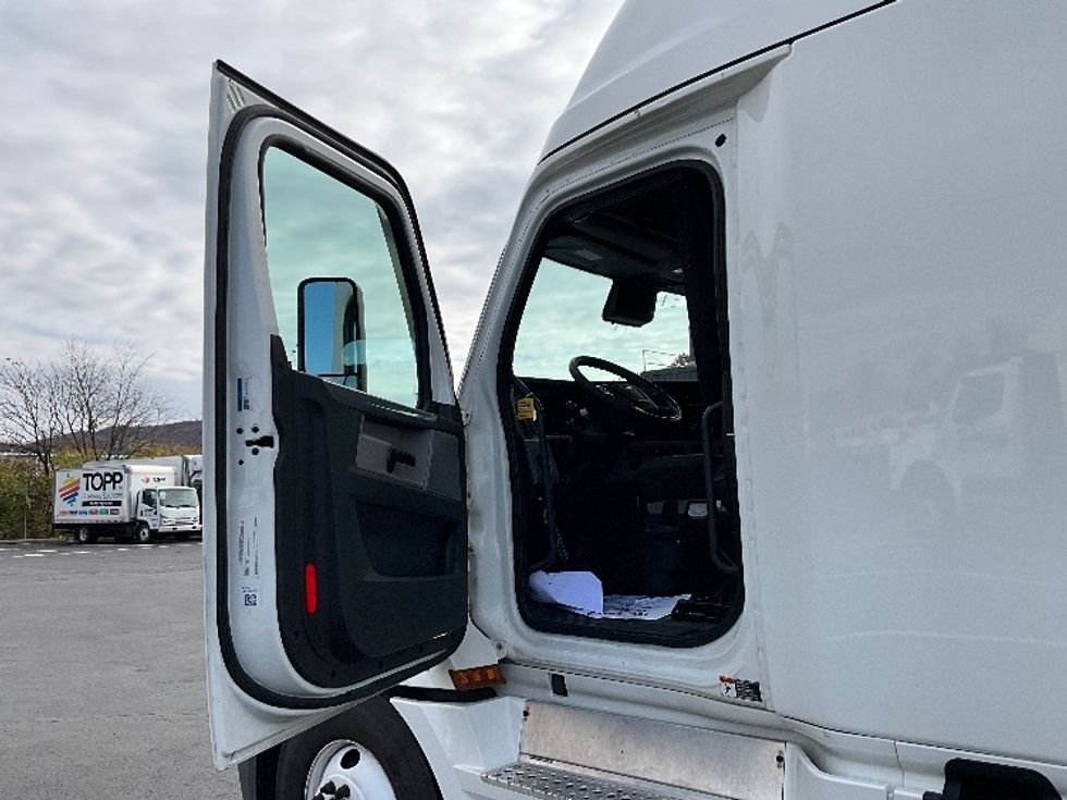 Sleeper Tractor-Heavy Duty Tractors-Freightliner-2022-T12664ST-Reading-PA-621,038\n\t\tmiles-$ 56,250 - Image 9