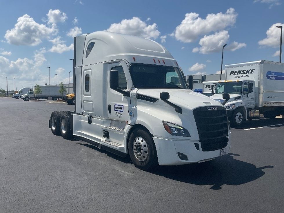 Sleeper Tractor-Heavy Duty Tractors-Freightliner-2022-T12664ST-Richland-MS-438,806\n\t\tmiles-$ 82,000 - Image 1