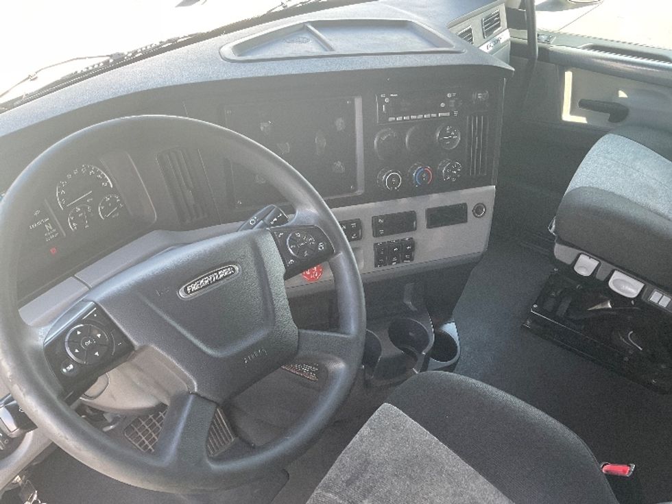 Sleeper Tractor-Heavy Duty Tractors-Freightliner-2022-T12664ST-Richland-MS-438,806\n\t\tmiles-$ 82,000 - Image 10
