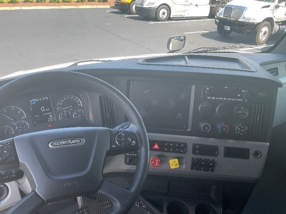 Sleeper Tractor-Heavy Duty Tractors-Freightliner-2022-T12664ST-Richland-MS-438,806\n\t\tmiles-$ 82,000 - Image 11