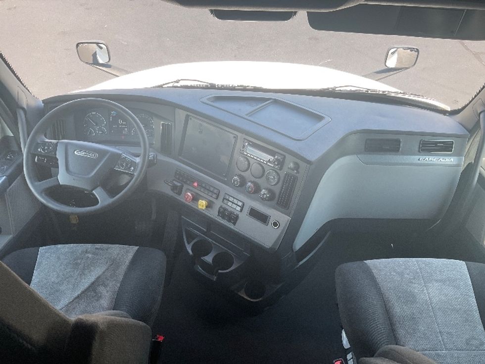 Sleeper Tractor-Heavy Duty Tractors-Freightliner-2022-T12664ST-Richland-MS-438,806\n\t\tmiles-$ 82,000 - Image 12