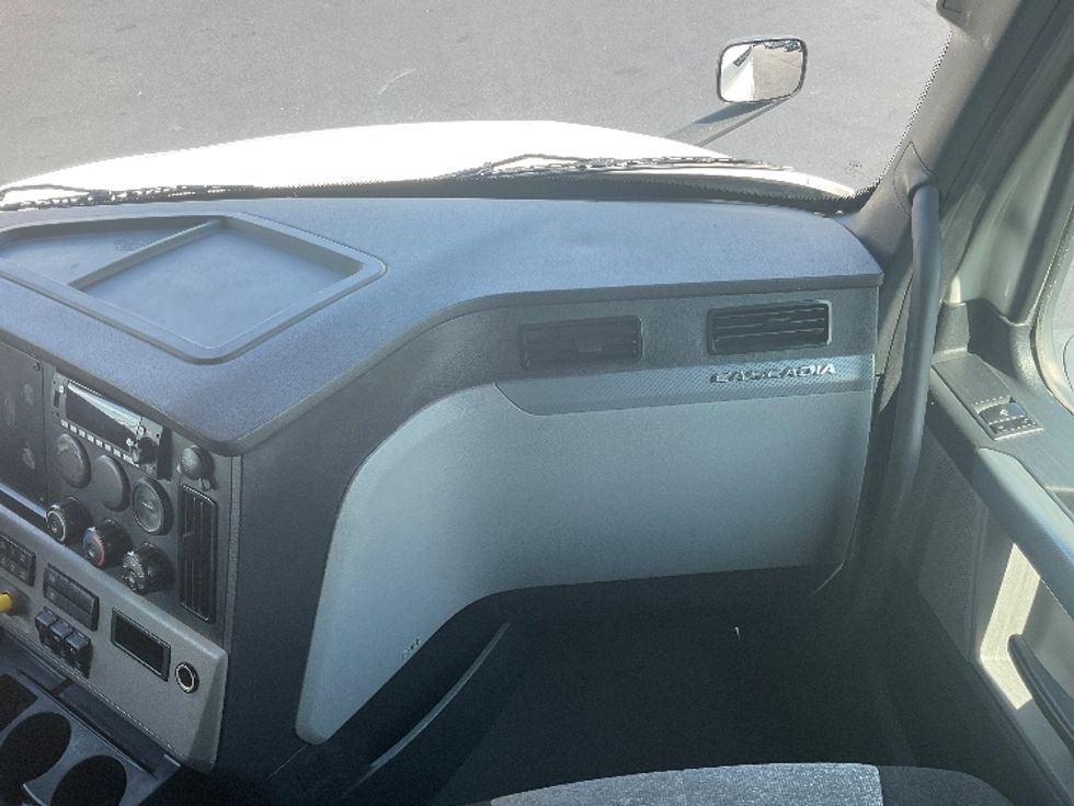 Sleeper Tractor-Heavy Duty Tractors-Freightliner-2022-T12664ST-Richland-MS-438,806\n\t\tmiles-$ 82,000 - Image 14