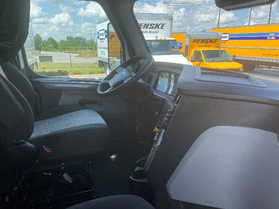 Sleeper Tractor-Heavy Duty Tractors-Freightliner-2022-T12664ST-Richland-MS-438,806\n\t\tmiles-$ 82,000 - Image 15