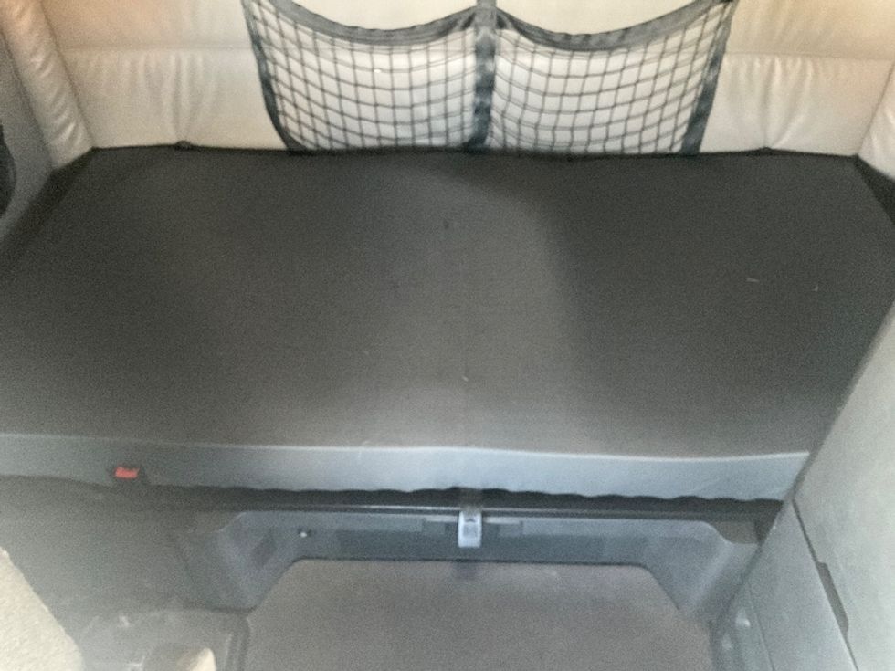 Sleeper Tractor-Heavy Duty Tractors-Freightliner-2022-T12664ST-Richland-MS-438,806\n\t\tmiles-$ 82,000 - Image 16