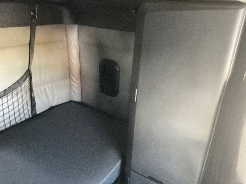 Sleeper Tractor-Heavy Duty Tractors-Freightliner-2022-T12664ST-Richland-MS-438,806\n\t\tmiles-$ 82,000 - Image 18