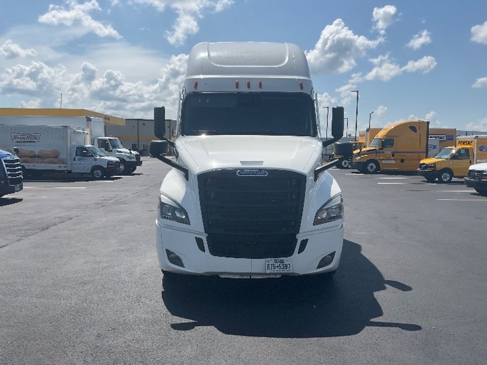 Sleeper Tractor-Heavy Duty Tractors-Freightliner-2022-T12664ST-Richland-MS-438,806\n\t\tmiles-$ 82,000 - Image 2