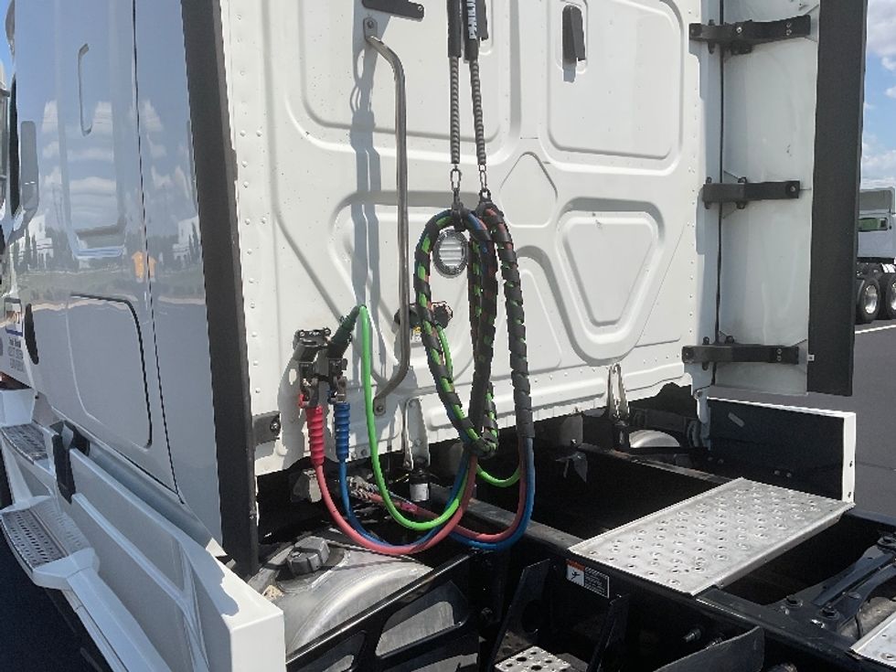 Sleeper Tractor-Heavy Duty Tractors-Freightliner-2022-T12664ST-Richland-MS-438,806\n\t\tmiles-$ 82,000 - Image 23